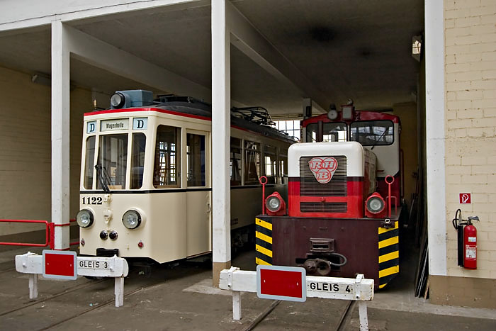 Tram-1122-und-Lok--RHB-Betr