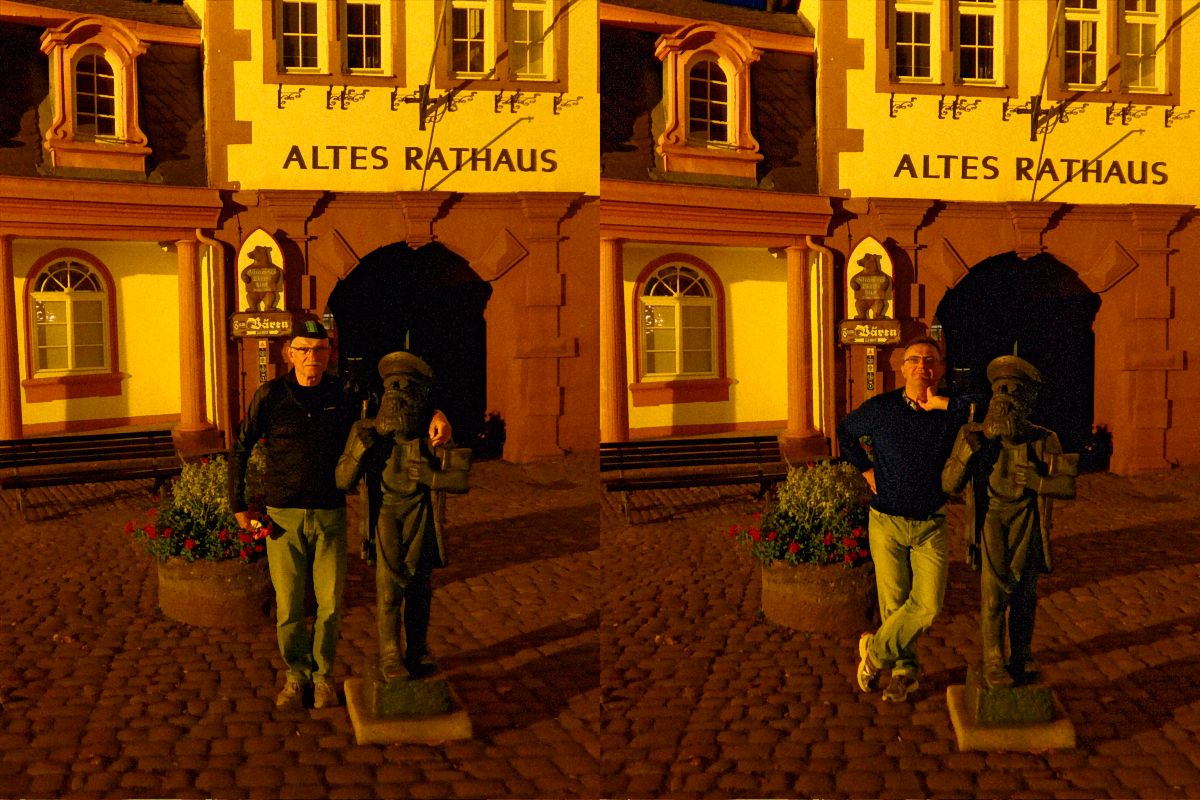 Zwei Helden vor dem Alten Rathaus in Erbach