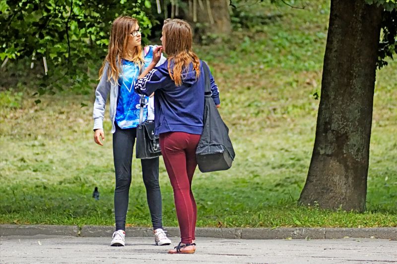 zwei girls im stadtpark_DSC1377_DxO