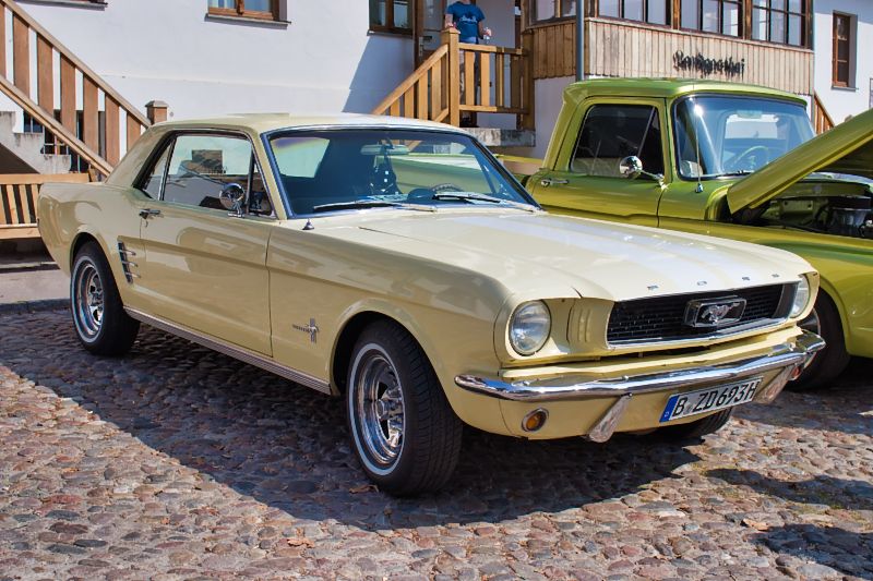 Gelber Ford Mustang