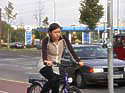 Grimmige Radfahrerin in Berlin Kopie