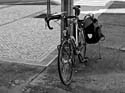 Das Reiserad von Torsten Walter am Bahnhof Lousa Kopie