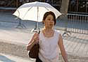 Mandelaeugige Schoenheit mit Sonnenschirm auf dem Pariser Platz 1 Kopie