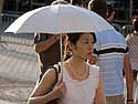 Mandelaeugige Schoenheit mit Sonnenschirm auf dem Pariser Platz 7813 Kopie
