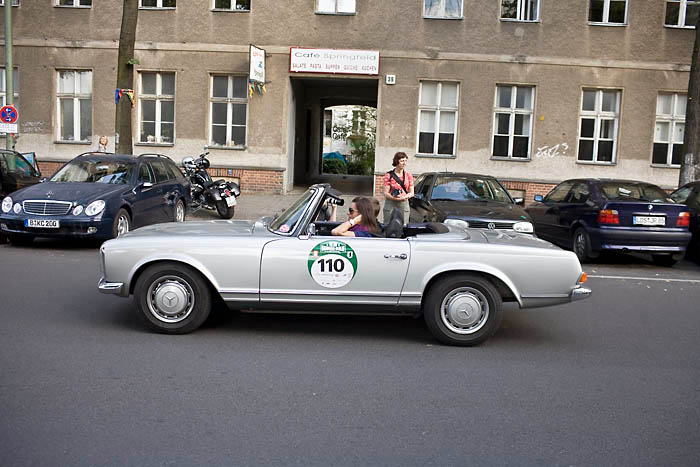 Katharina Witt im schicken silbernen Mercedes 280 SL Baujahr 1968 Kopie