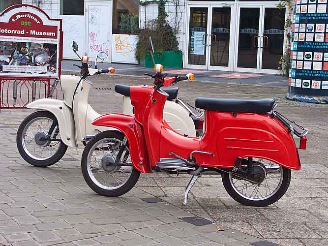 2 mopeds vor dem 1 berliner ddr motorrad museum Kopie