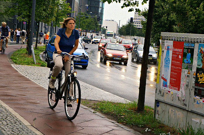 Radfahrerin fat  an den Sattel Kopie