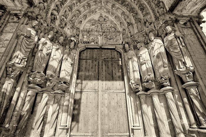Heiligenfiguren an der Kathedrale von Chartres Neue Umsetzung20120625_31