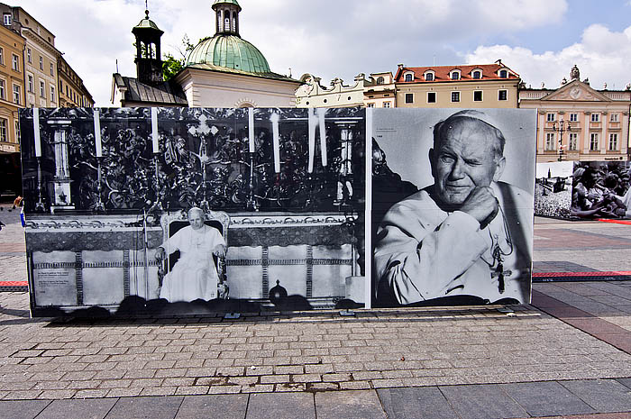 Fotoausstellung ueber Johannes Paul II auf dem Hauptmarkt in Krakau_DSC7862 Kopie