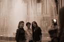 Drei huebsche Girls posieren vor dem Handy ihrer Freundin vor dem Brunnen am Opernhaus in Lemberg_DSC0160 Kopie