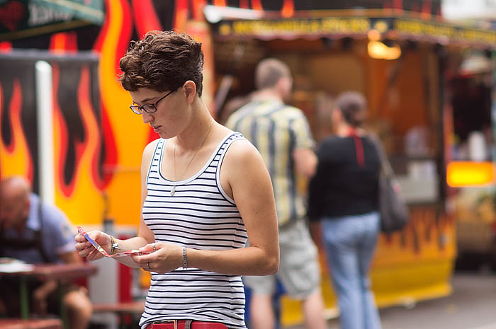 huebsches girl inaermellosem shirt mit schwarzen querstreifen auf wei�em grund_DSC3241 Kopie