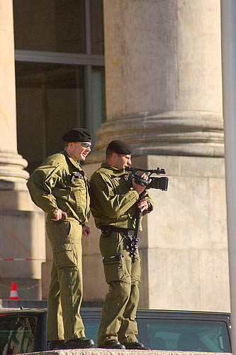 Reichstag Polizisten filmen Demonstranten _DSC6788 Kopie