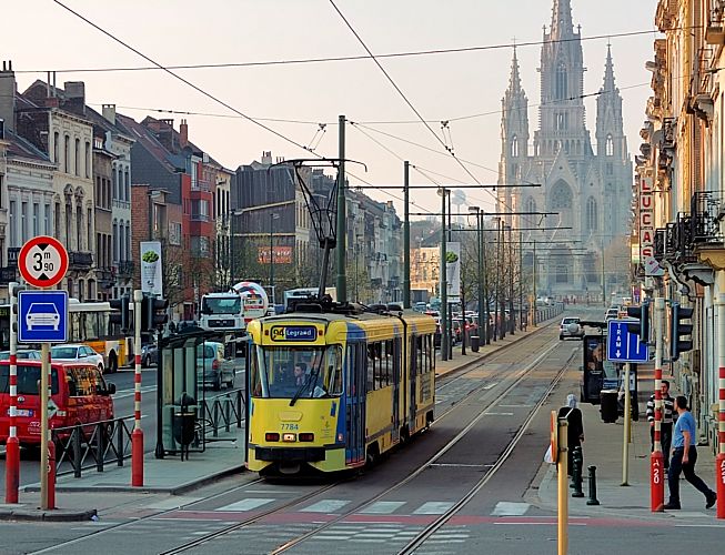 Tram 7784 im Hintergrund die Kathedrale von Laeken20120404_15-20120404_24_PA