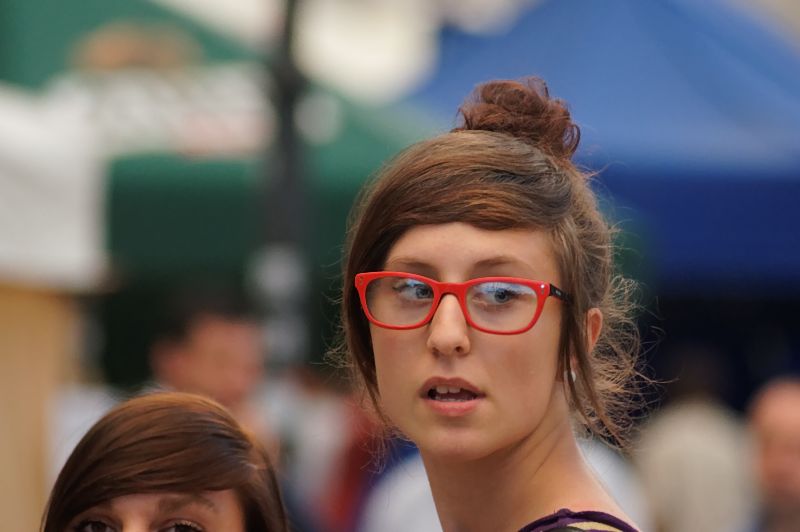 Bezauberndes Girl mit schicker roter Brille in Przemysl DSC06587_DxO