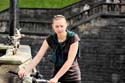 Bezauberndes Girl schiebt sein Fahrrad, Warschau Stadtmitte_DSC0910_v1