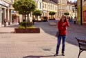Huebsches Girl mit schicker roter Jacke in der Altstadt von Tarnow_DSC8482