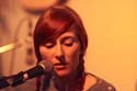 Die bezaubernde Emaline Delapaix am Mikrofon