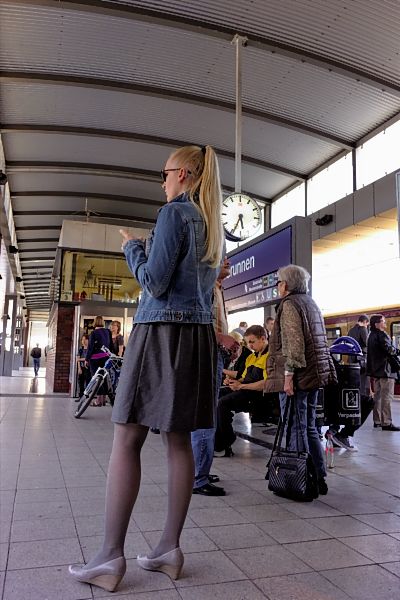 Bezauberndes Girl mit sexy Hoergeraeten im S-Bahnhof Gesundbrunnen_DSC5841_DxO