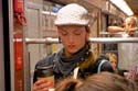 Bezauberndes Girl mit schicker Schiebermuetze bei der U-Bahnlektuere_DSC0918_DxO