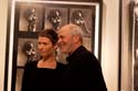 Greg Gorman mit Galeristin vor einem seiner Werke_DSC3183_DxO