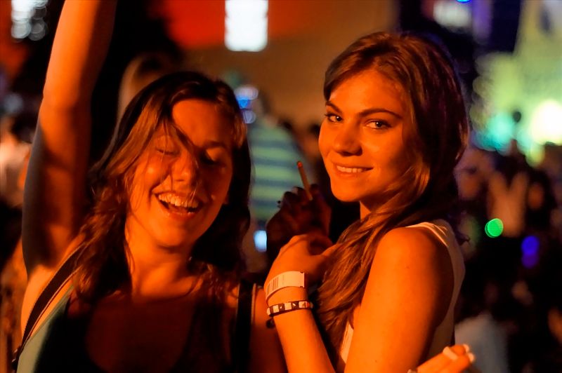 Zwei froehliche Girls auf dem Exit Festival_DSC1353_DxO
