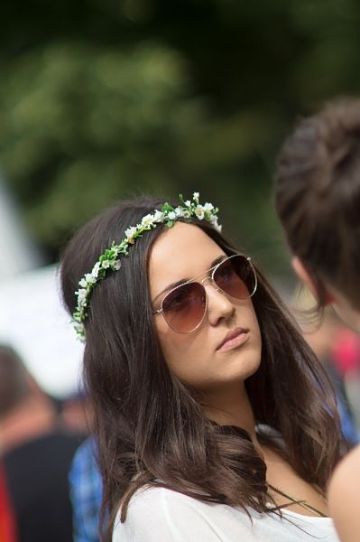 Bezauberndes Girl mit Plastikblumen im Haar und Sonnenbrille_DSC4657