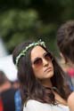 Bezauberndes Girl mit Plastikblumen im Haar und Sonnenbrille_DSC4657