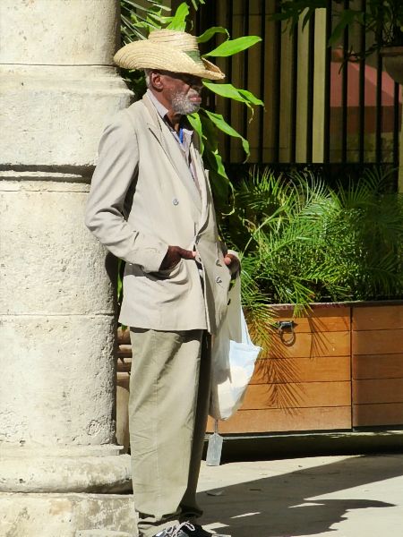Wuerdiger alter Herr in der Altstadt von HavannaP1000794