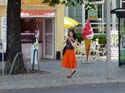 Bezauberndes Girl in eleganter Pose mit Handy und Schokoladeneins in Berlin Friedrichshagen