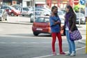 zwei huebsche girls an der bushaltestelle_DSC7922_DxO