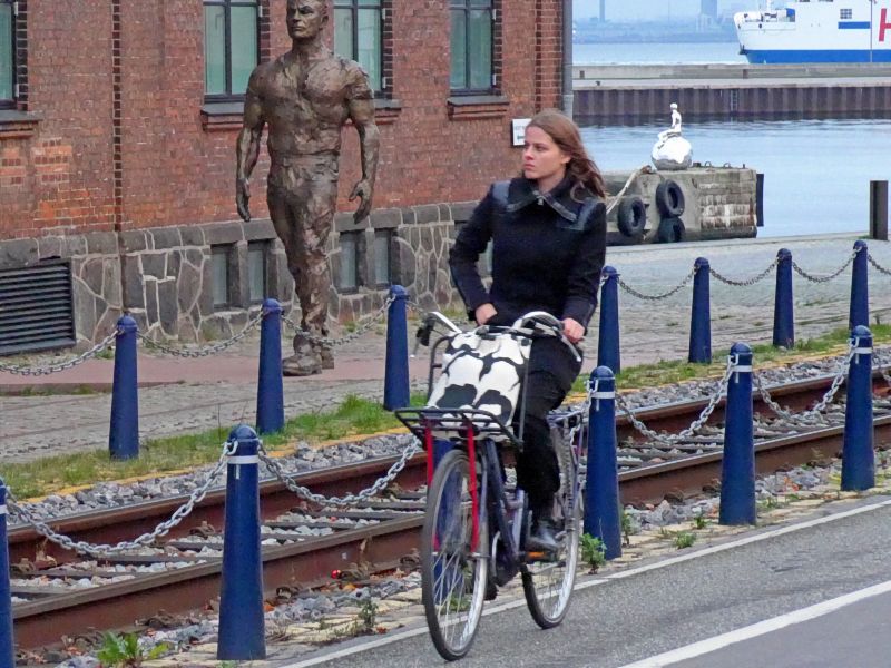 Bezauberndes Girl auf Fahrrad