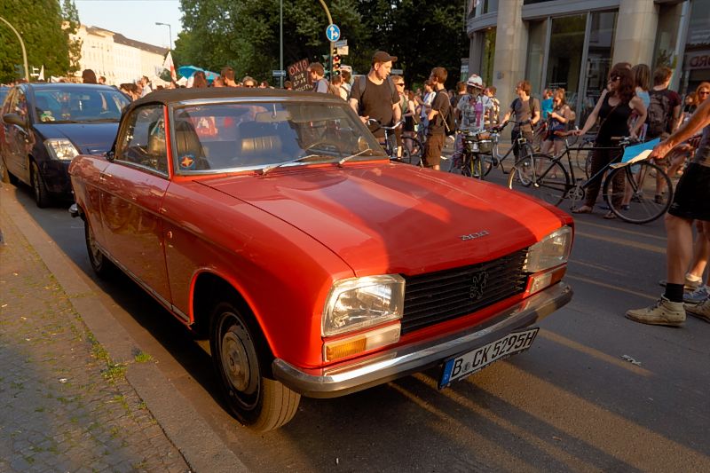 Bezauberndes Peugeot 304 Cabrio bei der Oxi-Demonstration am 3. Juli 2015 in Berlin 