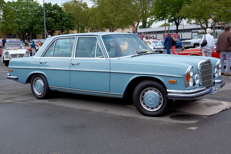 Hellblauer Mercedes